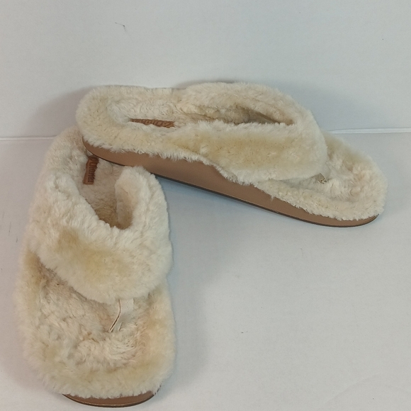 Olukai Kīpe'a Heu Women’s Fuzzy Slipper Sandals in cream - Picture 5 of 11